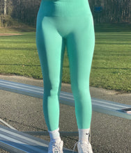 Load image into Gallery viewer, Bright Teal Seamless Leggings
